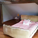 Stara Papiernia Lasek Oda ve Kahvaltı Krutynski Piecek